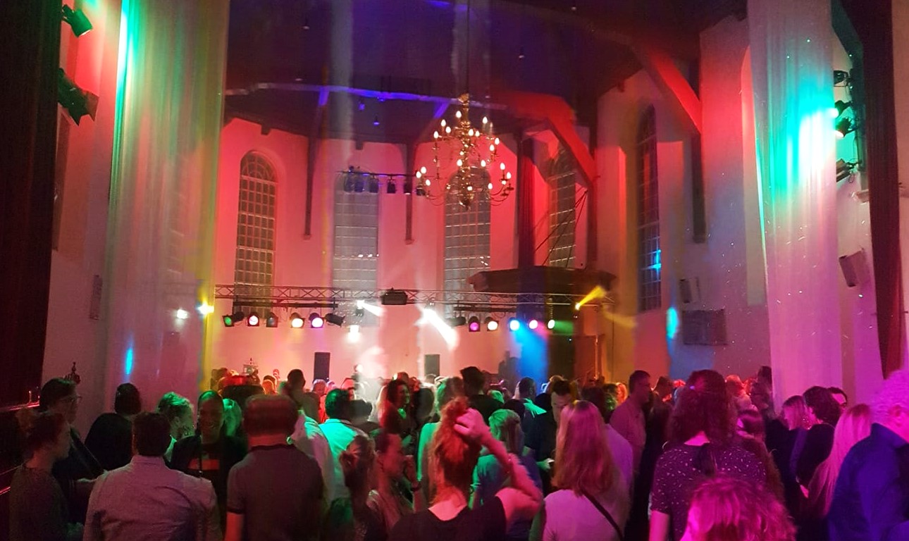 Oudejaarsdisco met dj Liselotte Djoefrie