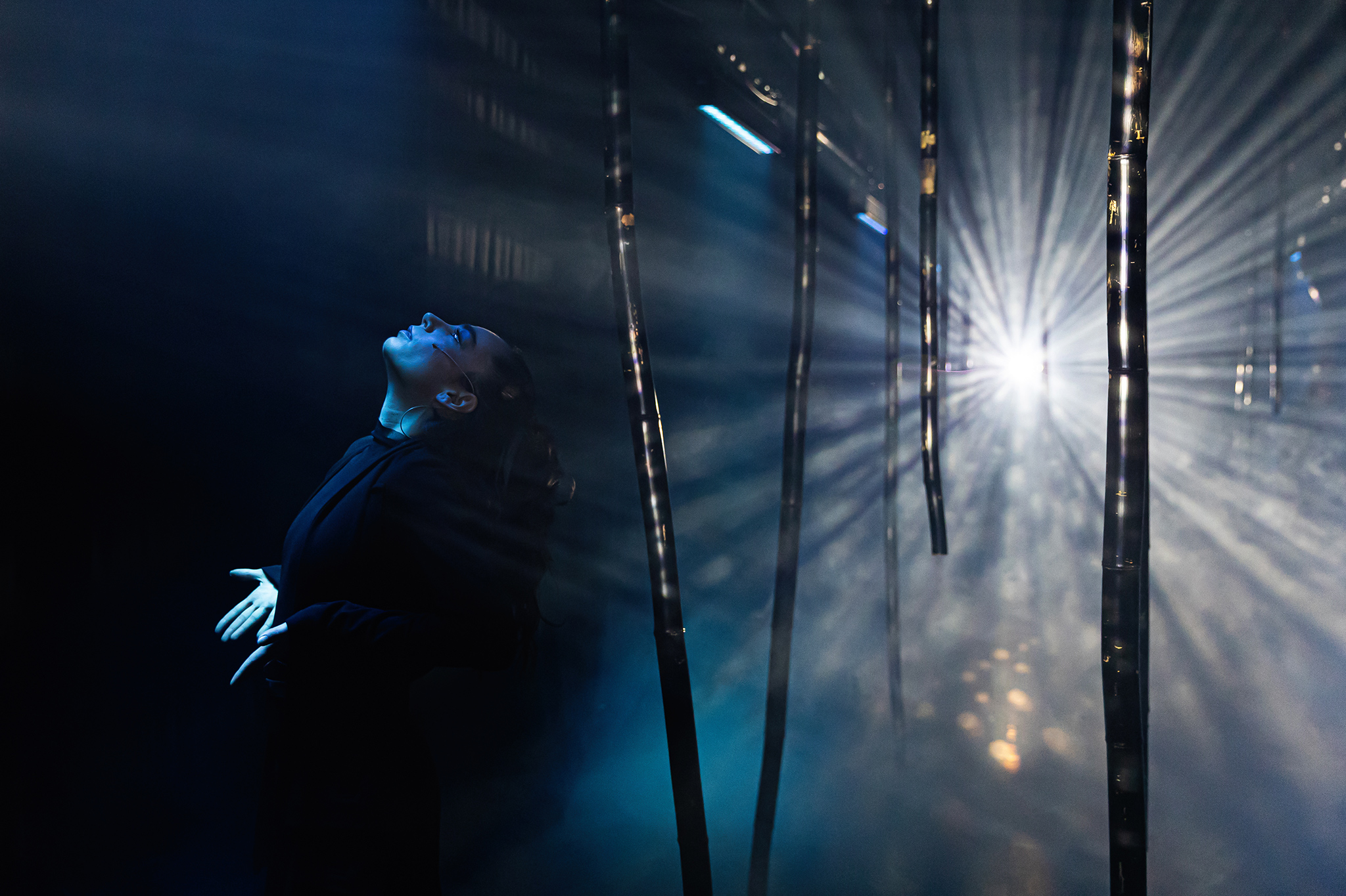 La Dame En Noir een krachtig en mystiek totaalspektakel met dans en live percussie