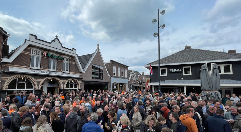 Ommer Bissingh op het Kerkplein